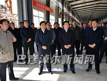 11月2日,段志强在振森农作物秸秆代木无甲醛中高密度纤维板项目区调研。