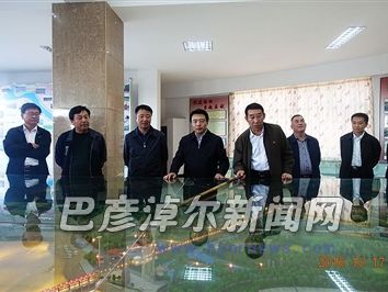 10月17日,张晓兵在三盛公水利枢纽调研。