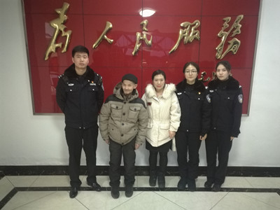 0938115731766453.jpg 图为救助的老年人.jpg