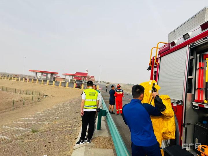 危化品罐车高速公路泄漏，他们用5小时与死神竞速！
