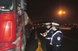 两违法危化品车上演午夜狂奔