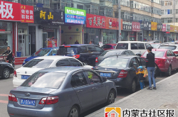 开车接送孩子占道 附近小区进出困难