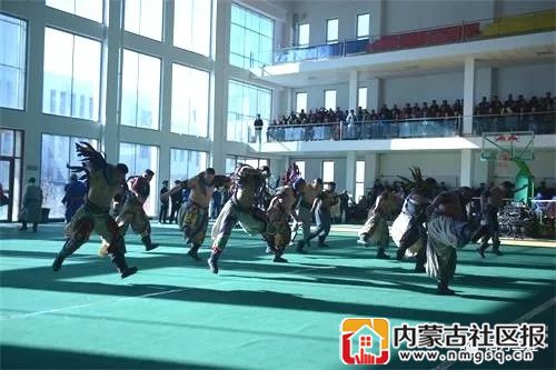 参赛选手按照传统的蒙古式&ldquo;地波&rdquo;跳跃进入比赛场地。.webp